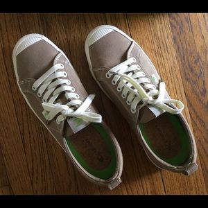 Cariuma Canvas Sneaker Women’s 10/ Men’s 8.5
